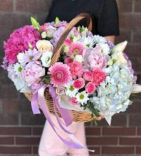 Композиция солнечный день в Когалыме Цветочная композиция из Розы, Хризантемы, Пионы и Лизиантусы в корзине в Когалыме