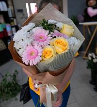 Букет цветов из:  Герберы, Розы и Хризантемы в Когалыме