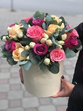 Цветочная композиция из Розы в шляпной коробке в Когалыме