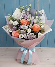 Букет цветов из:  Лизиантусы, Розы, Альстромерии и Гипсофила в Когалыме