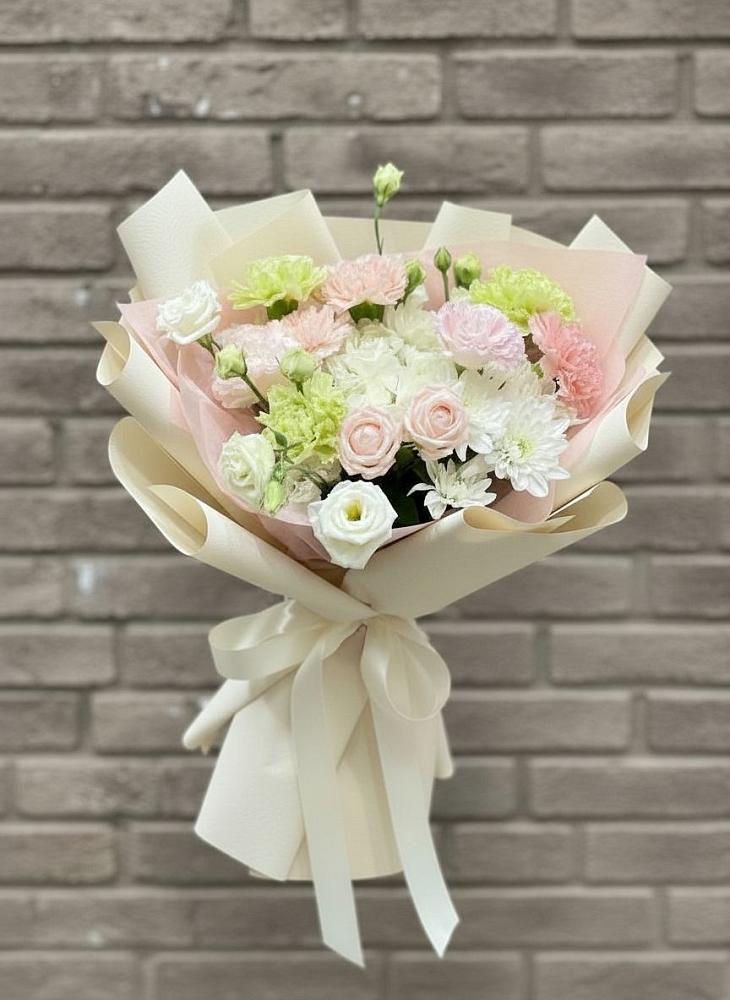 Букет цветов из: Гвоздики, Розы, Лизиантусы и Хризантемы в Когалыме