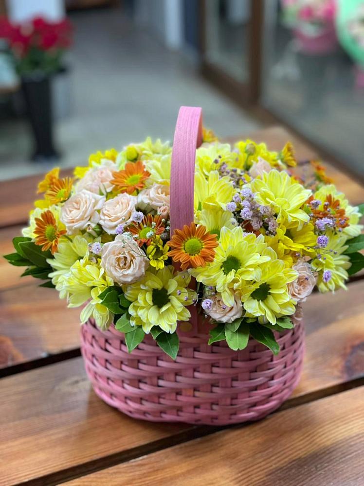 Цветочная композиция из Хризантемы и Розы в корзине в Когалыме