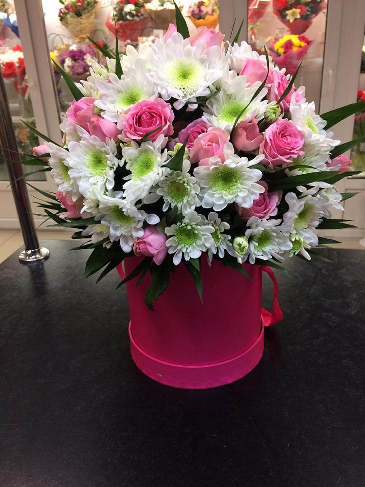 Цветочная композиция из Розы и Хризантемы в шляпной коробке в Когалыме