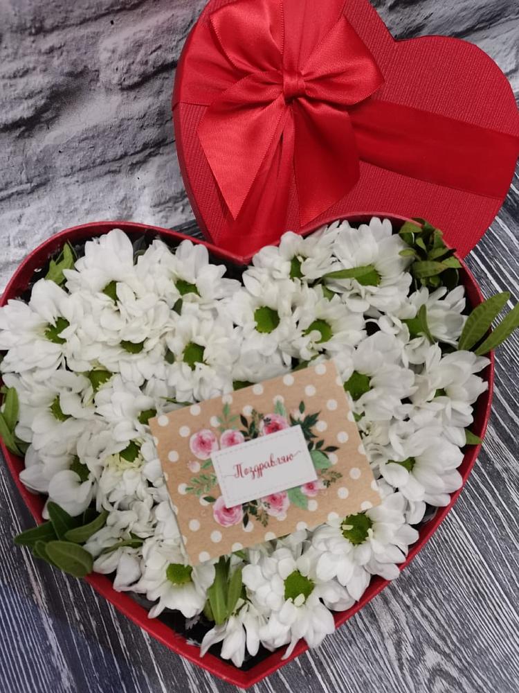 Цветочная композиция из Хризантемы в виде сердца в Когалыме