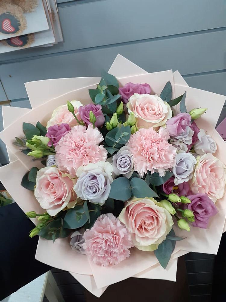 Букет цветов из: Розы, Гвоздики и Лизиантусы в Когалыме